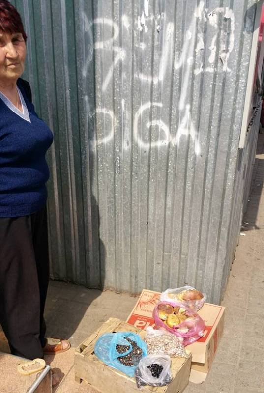 У Мукачеві на ринку вже продають білі гриби. Продавчиня назвала місце, де їх назбирала – 01