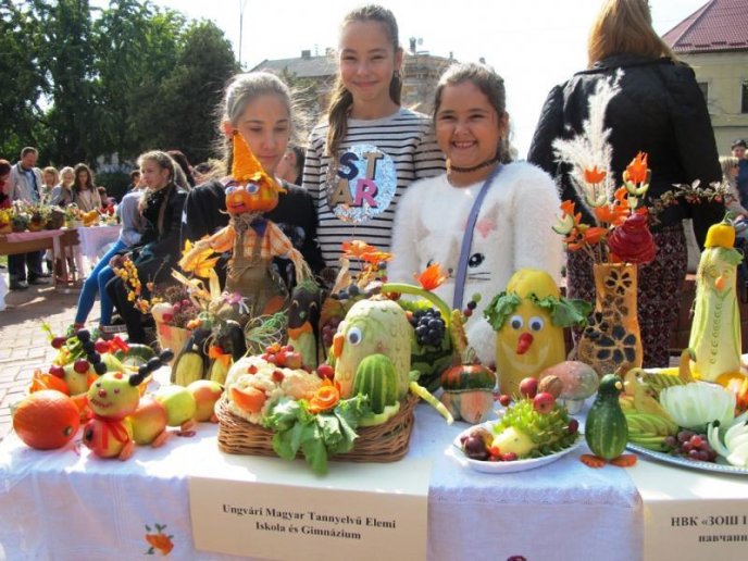 У центрі Ужгорода проходить креативна виставка осінніх дарів "СмачноФест" – 05