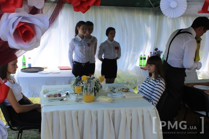 Студенти Мукачівського торговельно-економічного коледжу показали як правильно працювати в ресторанах – 05