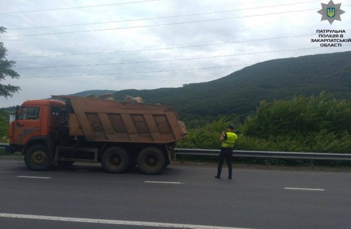 На трасі Київ-Чоп водій сперечався з патрульними – 02