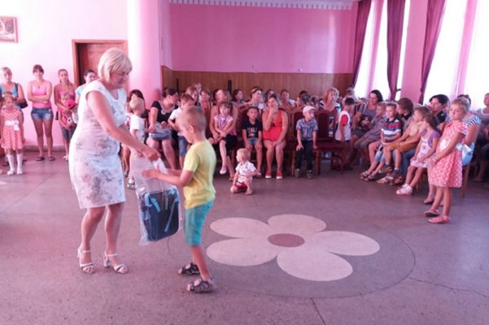 Першокласники із 12 сіл Тячівщини отримали шкільні ранці та приладдя – 02