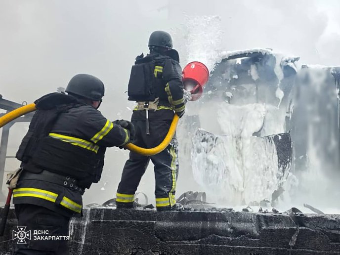Рятувальники показали, як ліквідовували наслідки удару дронів на Закарпатті – 01