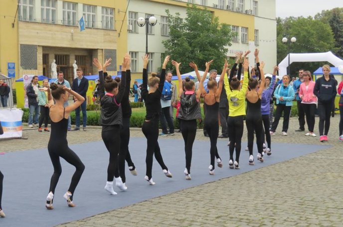 День фізичної культури та спорту відзначили в Ужгороді спортивним парадом – 01