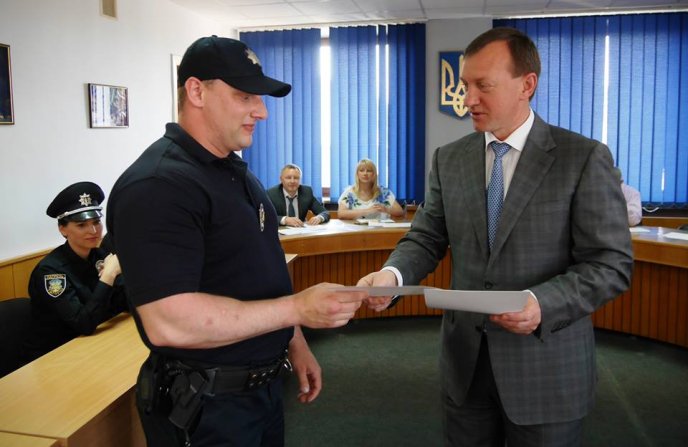 Богдан Андріїв нагородив п’ятьох патрульних поліцейських Ужгорода – 02