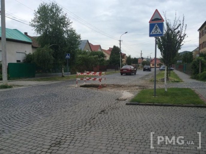 У Мукачеві посеред дороги утворилось провалля завглибшки понад метр – 04