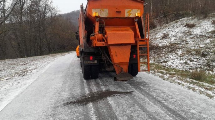 У горах працювала спецтехніка / фото: Служба місцевих автомобільних доріг у Закарпатській області