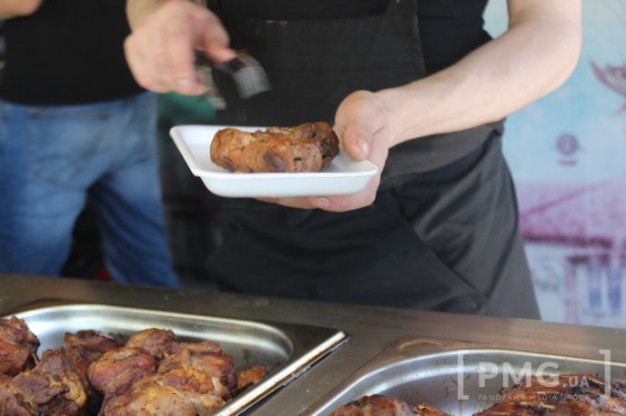 У Мукачеві розпочався фестиваль "Огинь і мнясо": асортимент та ціни – 04