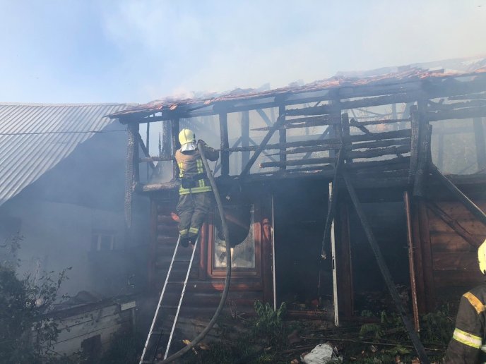 У Міжгір’ї ледь не згорів будинок: з’явилися фото з місця події – 04