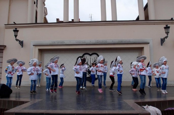 Як закарпатці в центрі Ужгорода танцювали – 06