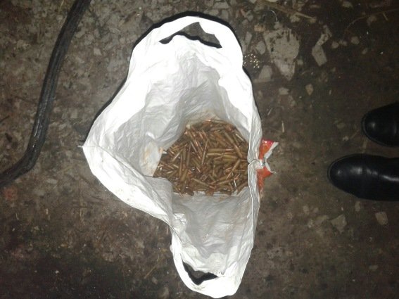 Мукачівські поліцейські виявили у подвір’ї будинку несподівану знахідку – 03