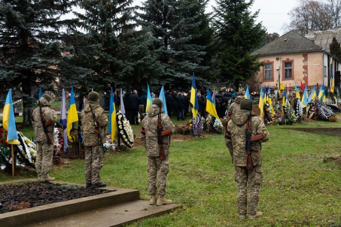 Раніше працював за кордоном: на Закарпатті поховали молодого військового – 07