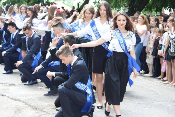 Як у лінгвістичній гімназії в Ужгороді останній дзвоник проходив – 17 Як у лінгвістичній гімназії в Ужгороді останній дзвоник проходив – 17