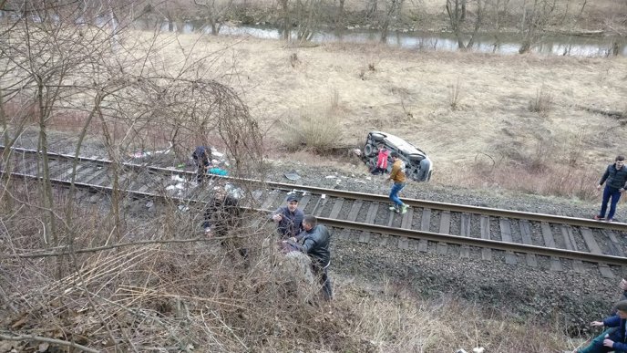 Жахлива ДТП біля Малого Березного: автобус з людьми вилетів з дороги і зірвався у прірву на залізничну колію – 02