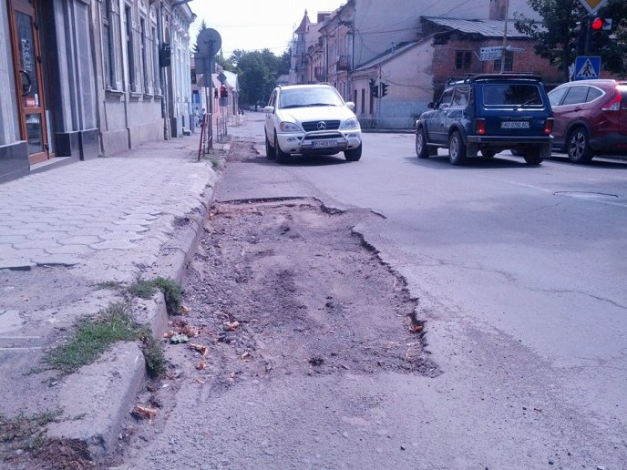 Ужгородці невдоволені показовим ремонтом доріг (ФОТО) – 02