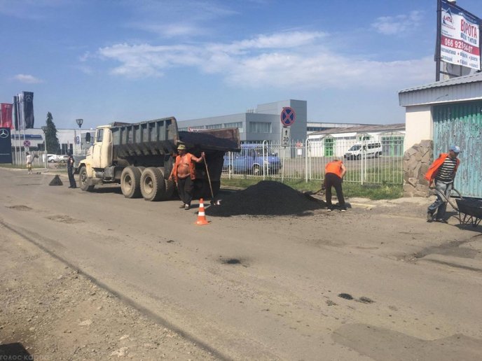 Через ремонт дороги біля ринку Краснодонців в Ужгороді утворилися величезні затори – 03