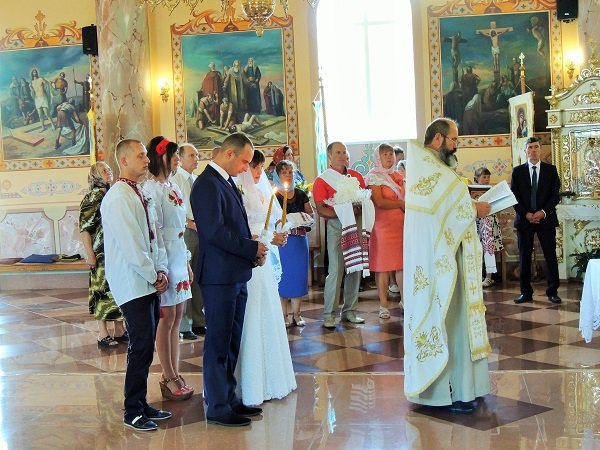 У Берегові відбулось весілля бійця АТО та медсестри – 06