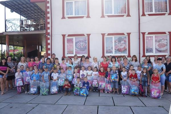 Першокласникам подарували рюкзаки зі шкільним приладдям – 06