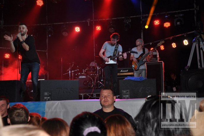 В центрі Мукачева "відгримів" концерт відомого в Україні мукачівського гурту "Without Limits" (ФОТО) – 11