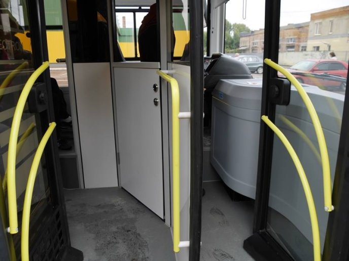 В Ужгороді новий автобус не зміг проїхати під залізничним мостом – 12