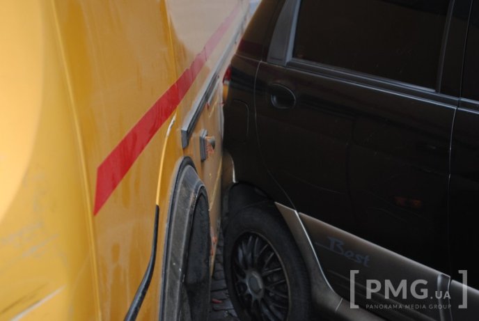 У центрі Мукачева маршрутка зіткнулась з іномаркою "Daewoo Matiz" – 02