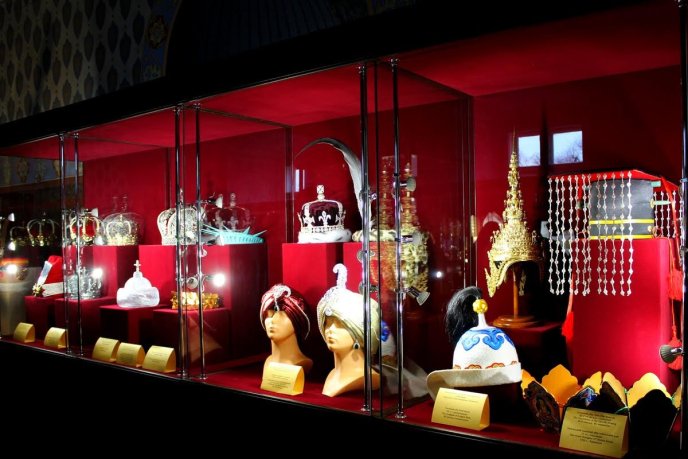 В Ужгороді презентували унікальну колекцію головних символів влади різних держав і епох – корони світу – 01