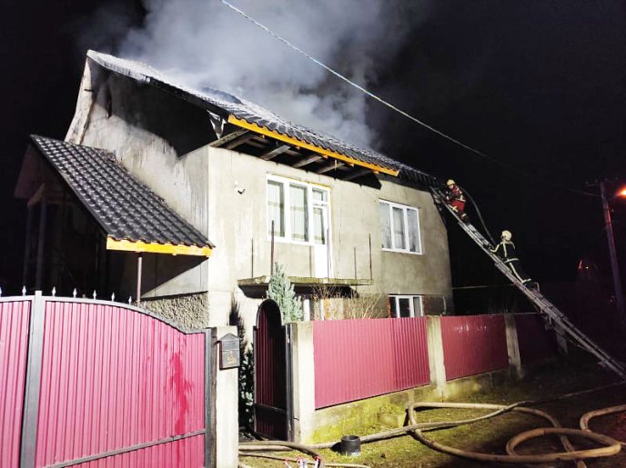 Моторошна нічна пожежа: вогонь знищив частину майна – 04