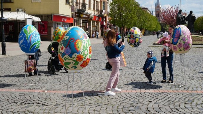 Центр Мукачева прикрасили великими великодніми писанками – 07