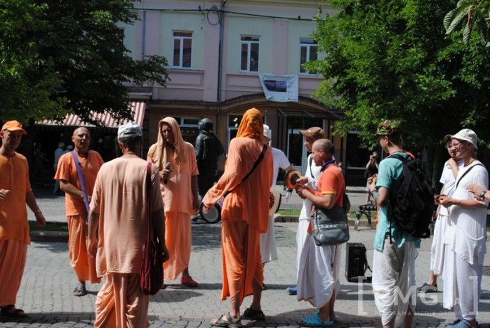 Кришнаїти пройшлись Мукачевом, прославляючи свого духовного наставника – 03