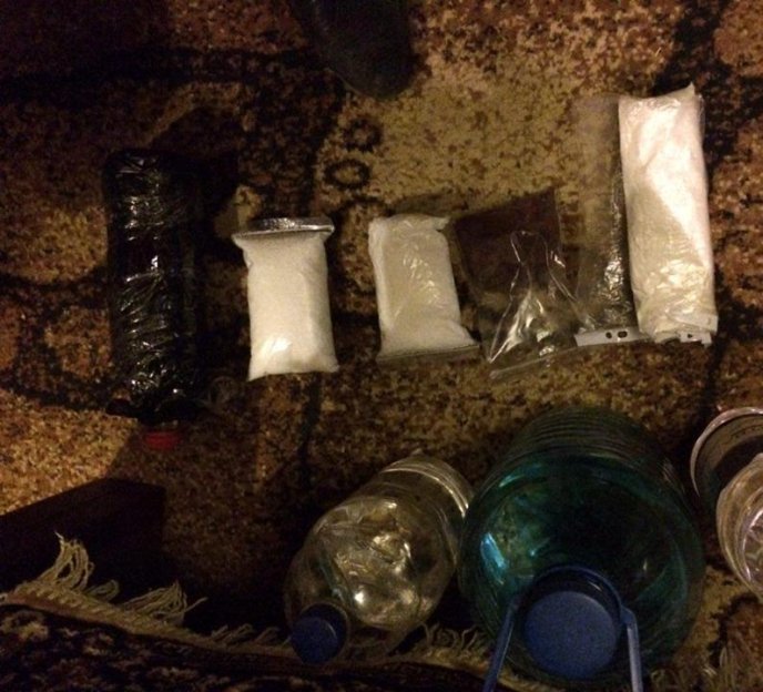 У Мукачеві патрульні виявили у помешканні велику кількість "білого золота" – 02