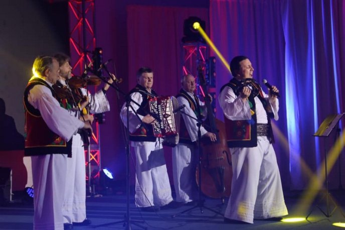 У Мукачеві відбувся творчий вечір відомого композитора і співака – 04