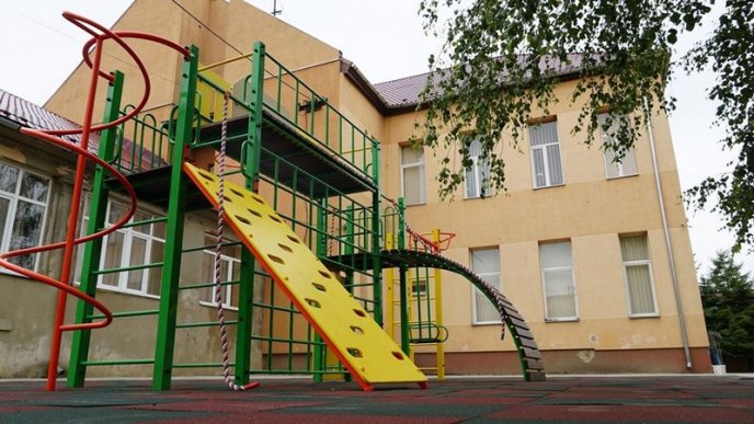 У трьох школах Мукачева звели спортивні майданчики – 01 У трьох школах Мукачева звели спортивні майданчики – 01