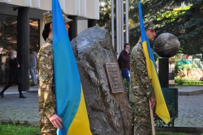 В Ужгороді відкрили пам’ятний знак борцям за свободу і незалежність України – 10