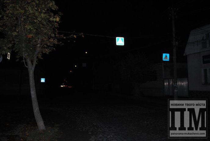 Ноу-хау від дорожників: у Мукачеві знаки вночі вже навіть світяться (ФОТОФАКТ) – 01