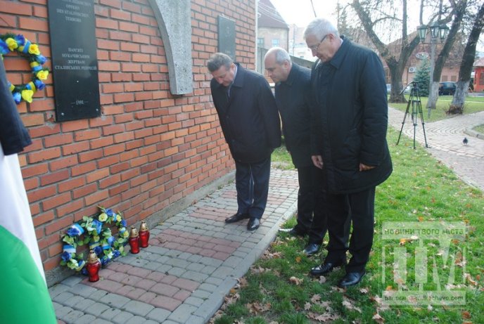 Угорська громада Мукачева поклала вінки до пам’ятної дошки жертвам сталінських репресій (ФОТОРЕПОРТАЖ) – 13