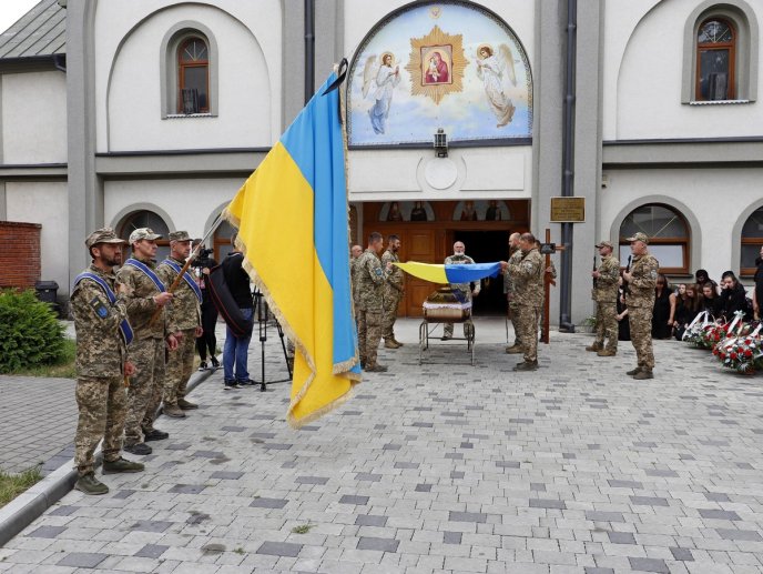 У Мукачеві люди навколішках проводжали Героя в останню дорогу – 05 У Мукачеві люди навколішках проводжали Героя в останню дорогу – 05
