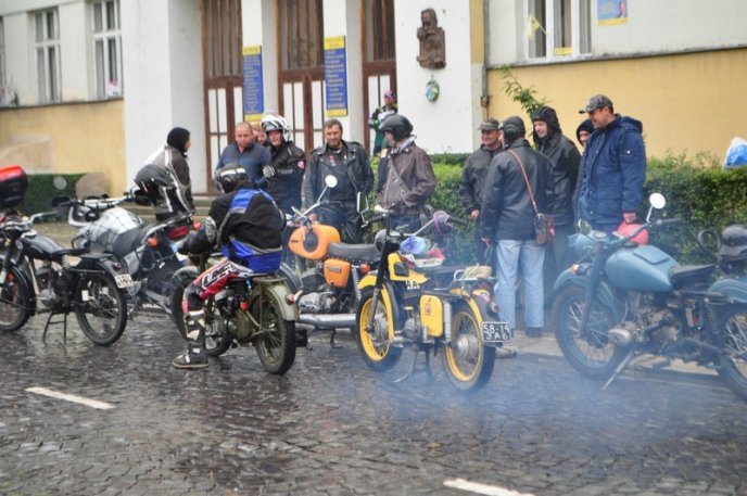 Вулицями Ужгорода проїхалися байкери на унікальних мотоциклах – 01
