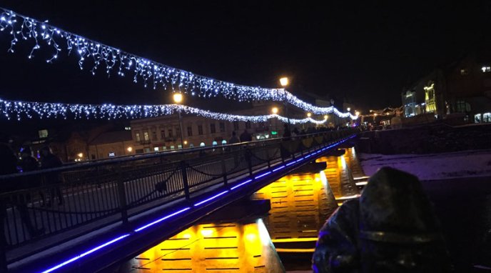 Пішохідний міст в Ужгороді засяяв новою святковою ілюмінацією – 02