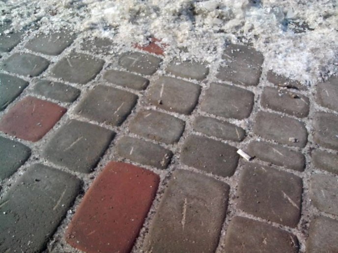Ужгородці, очищуючи тротуари від льоду, "перестарались" і пошкодили бруківку – 01