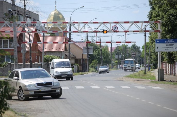 На одній із вулиць Мукачева встановили обмежувач руху великогабаритного транспорту – 01