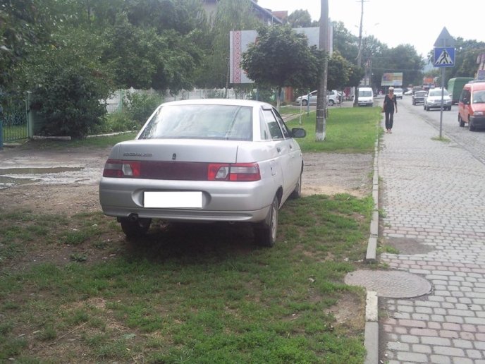 У Мукачеві оштрафували двох автомобілістів, які припаркувались у зелених зонах – 03
