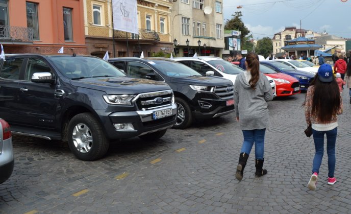 Відомий автобренд влаштував в Ужгороді показ автомобілів – 05