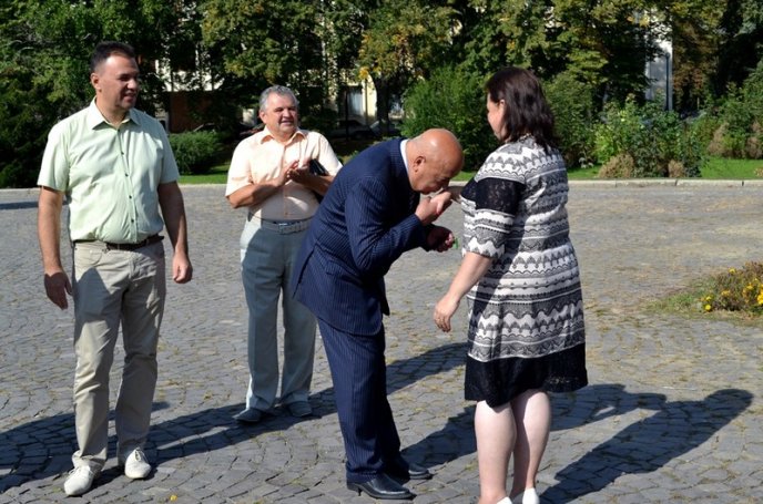 13 карет швидкої допомоги отримали гірські райони Закарпаття – 07