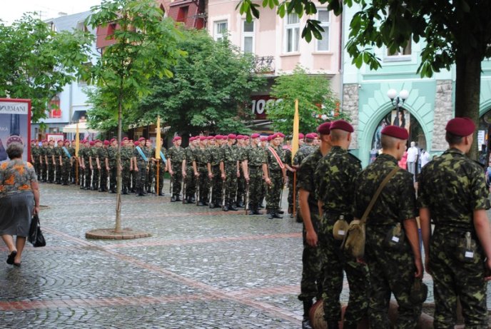 Заради головнокомандувача Збройних Сил України ДАІ перекрило пару вулиць в центрі Мукачева (ФОТО) – 03 Заради головнокомандувача Збройних Сил України ДАІ перекрило пару вулиць в центрі Мукачева (ФОТО) – 03