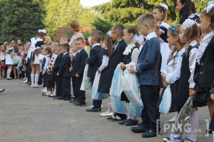 НВК "Гармонія" урочисто відзначила свято Першого вересня лінійкою у вишиванках – 44
