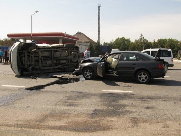 В Ужгороді поблизу Маркета сталася аварія: є постраждалі – 01