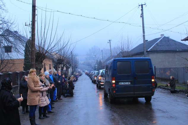 Великоберезнянці на колінах зустріли свого земляка, який загинув у зоні АТО (ФОТО) – 01