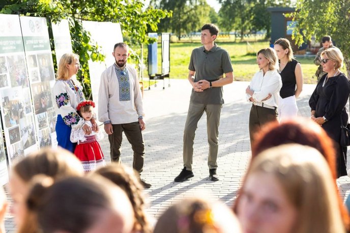 Перша леді зустрілася із переселенцями на Закарпатті – 02 Перша леді зустрілася із переселенцями на Закарпатті – 02