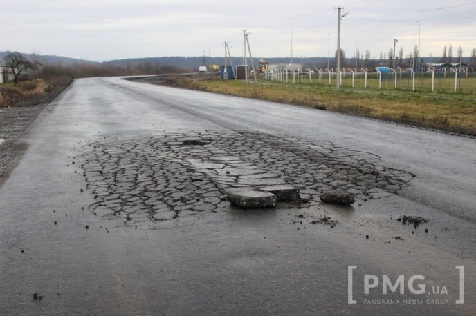 На першому шарі асфальту на Пряшівській-об’їзній у Мукачеві з’явились тріщини – 05