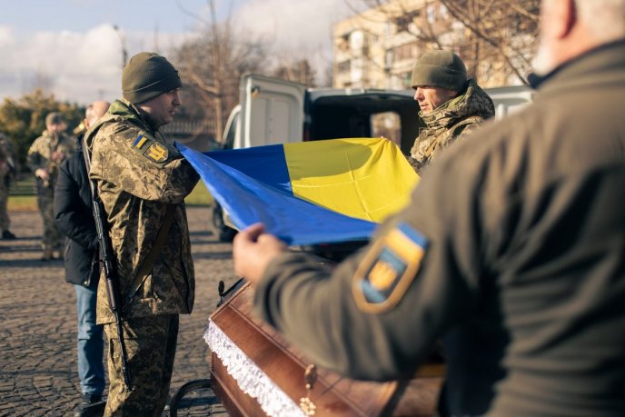 У Мукачеві попрощалися з полеглим військовим Валерієм Сідором – 04