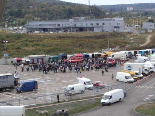 У Мукачеві на території ринку ГІД вибухнув автомобіль (ФОТО) – 02